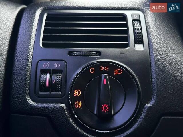 Сірий Фольксваген Бора, об'ємом двигуна 1.6 л та пробігом 295 тис. км за 3590 $, фото 16 на Automoto.ua