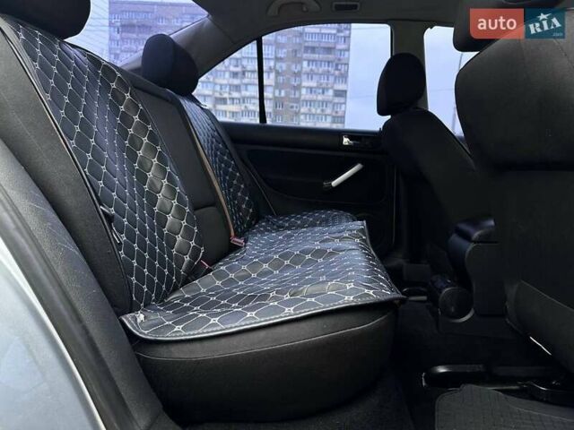 Сірий Фольксваген Бора, об'ємом двигуна 1.6 л та пробігом 295 тис. км за 3590 $, фото 10 на Automoto.ua