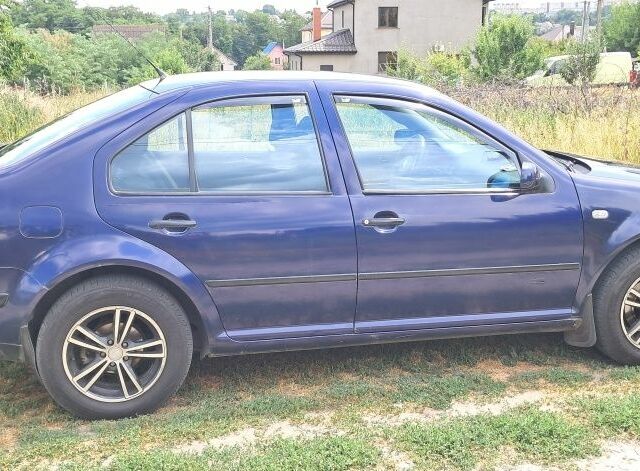 Синий Фольксваген Бора, объемом двигателя 1.6 л и пробегом 310 тыс. км за 3200 $, фото 3 на Automoto.ua