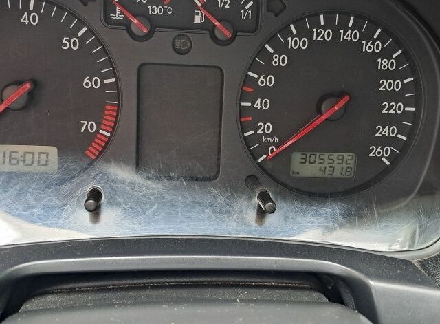 Синий Фольксваген Бора, объемом двигателя 1.6 л и пробегом 310 тыс. км за 3200 $, фото 5 на Automoto.ua