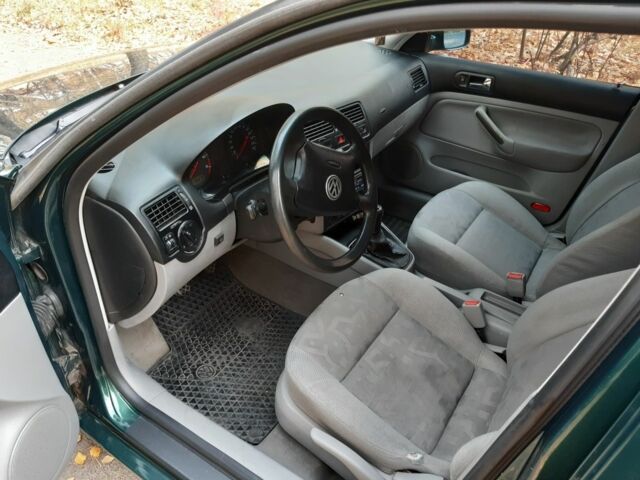 Зеленый Фольксваген Бора, объемом двигателя 1.6 л и пробегом 290 тыс. км за 3749 $, фото 5 на Automoto.ua