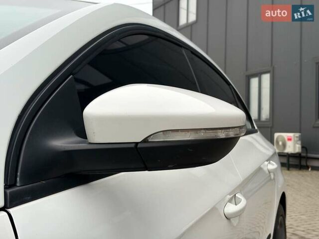 Білий Фольксваген CC / Passat CC, об'ємом двигуна 2 л та пробігом 172 тис. км за 9640 $, фото 13 на Automoto.ua