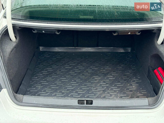 Білий Фольксваген CC / Passat CC, об'ємом двигуна 2 л та пробігом 268 тис. км за 12790 $, фото 18 на Automoto.ua