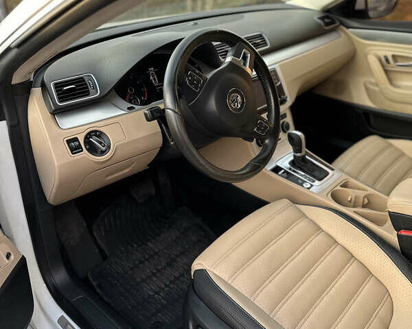 Білий Фольксваген CC / Passat CC, об'ємом двигуна 2 л та пробігом 210 тис. км за 13500 $, фото 7 на Automoto.ua