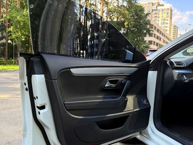 Белый Фольксваген CC, объемом двигателя 2 л и пробегом 106 тыс. км за 12500 $, фото 1 на Automoto.ua