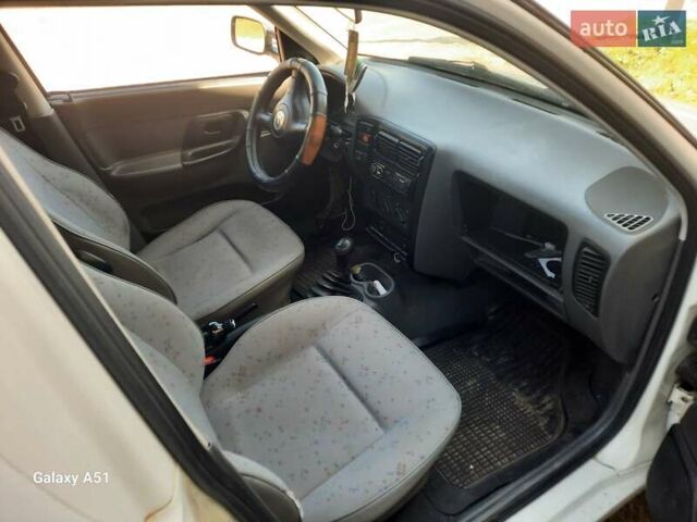 Белый Фольксваген Кадди, объемом двигателя 1.4 л и пробегом 300 тыс. км за 1100 $, фото 1 на Automoto.ua