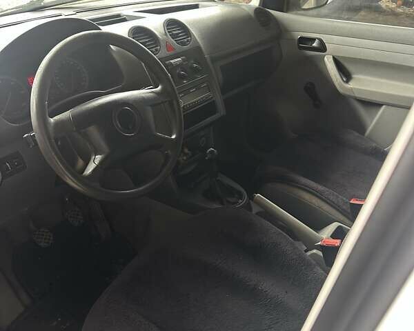 Белый Фольксваген Кадди, объемом двигателя 2 л и пробегом 400 тыс. км за 3600 $, фото 9 на Automoto.ua