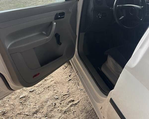 Белый Фольксваген Кадди, объемом двигателя 2 л и пробегом 400 тыс. км за 3600 $, фото 11 на Automoto.ua