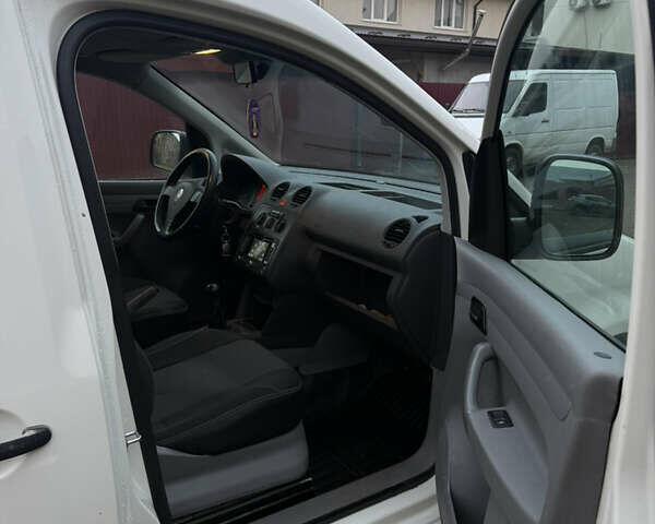 Белый Фольксваген Кадди, объемом двигателя 1.9 л и пробегом 452 тыс. км за 5500 $, фото 2 на Automoto.ua