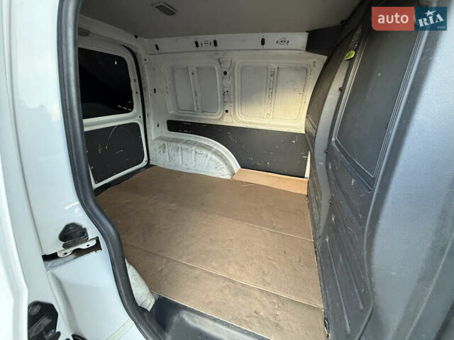 Белый Фольксваген Кадди, объемом двигателя 1.6 л и пробегом 363 тыс. км за 5890 $, фото 29 на Automoto.ua