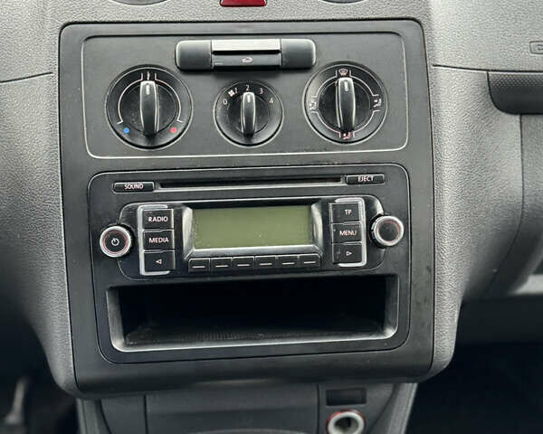 Белый Фольксваген Кадди, объемом двигателя 1.6 л и пробегом 402 тыс. км за 6350 $, фото 12 на Automoto.ua