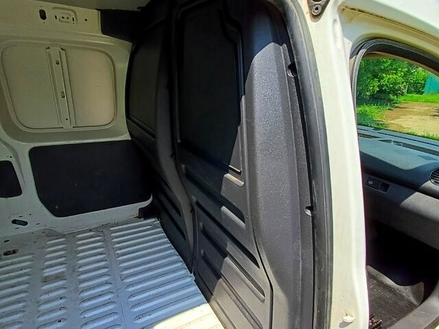 Білий Фольксваген Кадді, об'ємом двигуна 1.6 л та пробігом 140 тис. км за 7999 $, фото 5 на Automoto.ua