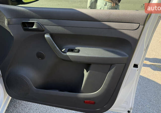 Білий Фольксваген Кадді, об'ємом двигуна 1.6 л та пробігом 273 тис. км за 9700 $, фото 22 на Automoto.ua