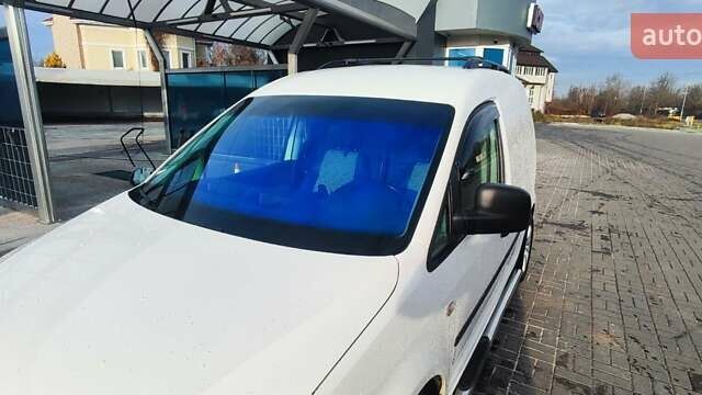 Білий Фольксваген Кадді, об'ємом двигуна 1.6 л та пробігом 318 тис. км за 8300 $, фото 4 на Automoto.ua