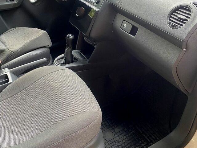 Білий Фольксваген Кадді, об'ємом двигуна 1.6 л та пробігом 245 тис. км за 7800 $, фото 4 на Automoto.ua