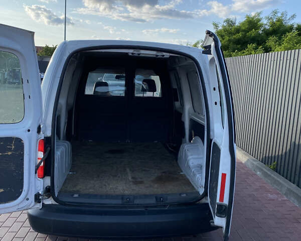 Белый Фольксваген Кадди, объемом двигателя 2 л и пробегом 387 тыс. км за 8300 $, фото 4 на Automoto.ua