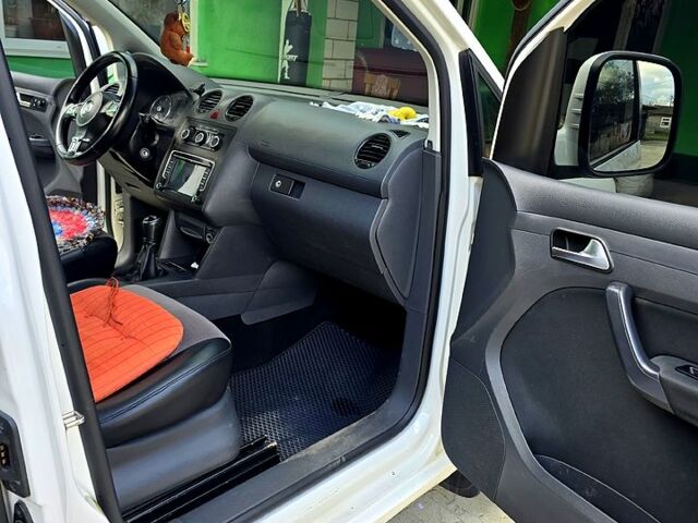 Белый Фольксваген Кадди, объемом двигателя 1.6 л и пробегом 220 тыс. км за 10000 $, фото 2 на Automoto.ua