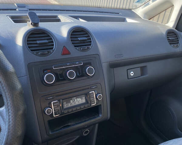 Белый Фольксваген Кадди, объемом двигателя 2 л и пробегом 387 тыс. км за 8300 $, фото 6 на Automoto.ua