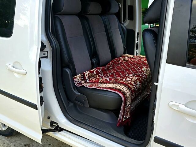 Белый Фольксваген Кадди, объемом двигателя 1.6 л и пробегом 220 тыс. км за 10000 $, фото 3 на Automoto.ua