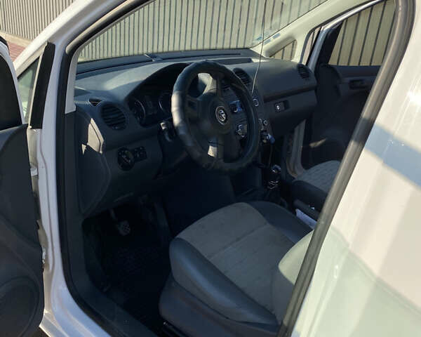 Белый Фольксваген Кадди, объемом двигателя 2 л и пробегом 387 тыс. км за 8300 $, фото 5 на Automoto.ua