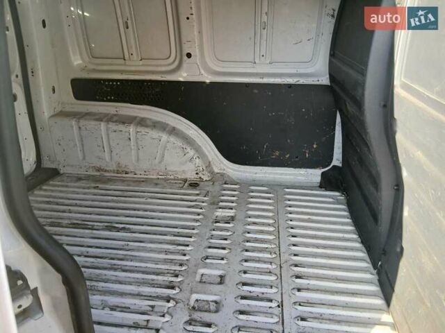 Белый Фольксваген Кадди, объемом двигателя 1.2 л и пробегом 221 тыс. км за 6300 $, фото 4 на Automoto.ua