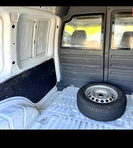 Білий Фольксваген Кадді, об'ємом двигуна 1.6 л та пробігом 287 тис. км за 7200 $, фото 6 на Automoto.ua