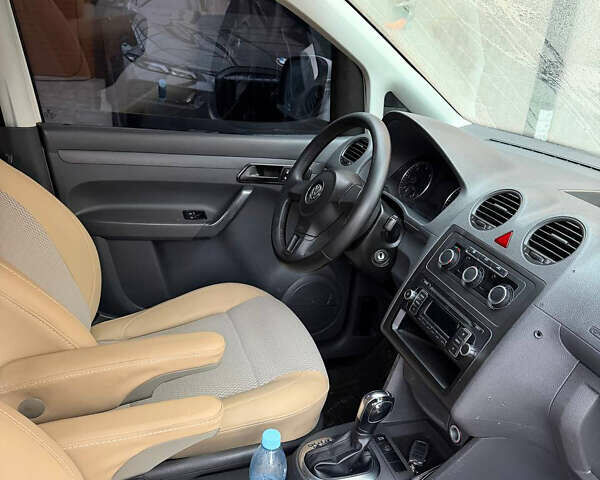 Белый Фольксваген Кадди, объемом двигателя 2 л и пробегом 250 тыс. км за 9500 $, фото 6 на Automoto.ua