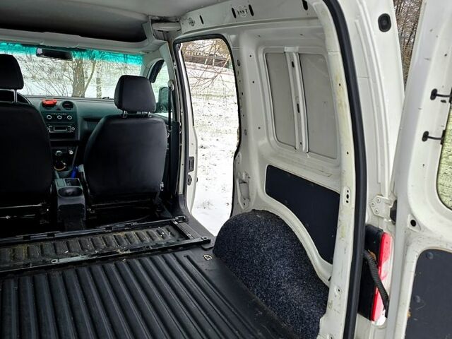 Білий Фольксваген Кадді, об'ємом двигуна 1.6 л та пробігом 303 тис. км за 7700 $, фото 4 на Automoto.ua