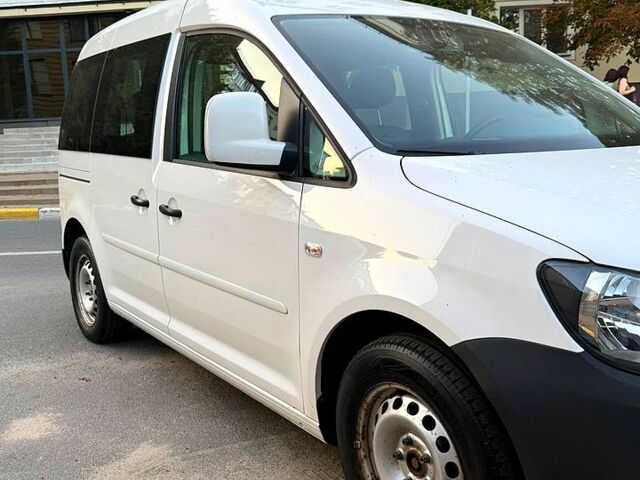 Білий Фольксваген Кадді, об'ємом двигуна 1.6 л та пробігом 215 тис. км за 10000 $, фото 3 на Automoto.ua