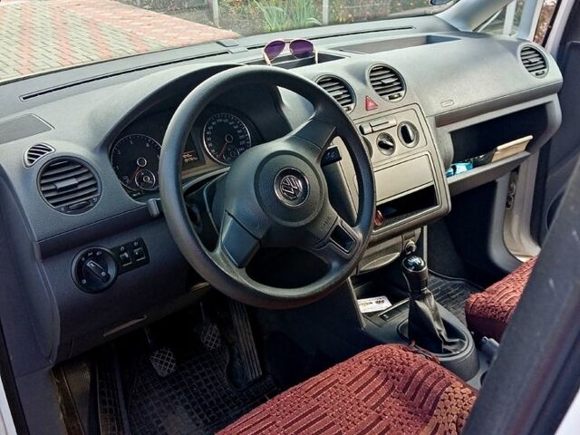 Белый Фольксваген Кадди, объемом двигателя 1.6 л и пробегом 220 тыс. км за 9000 $, фото 3 на Automoto.ua