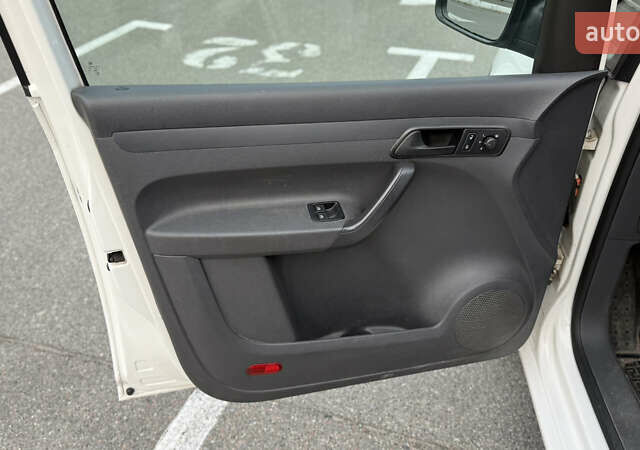 Белый Фольксваген Кадди, объемом двигателя 1.6 л и пробегом 230 тыс. км за 8000 $, фото 16 на Automoto.ua