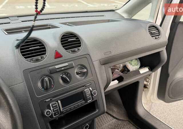 Белый Фольксваген Кадди, объемом двигателя 1.6 л и пробегом 230 тыс. км за 8000 $, фото 19 на Automoto.ua