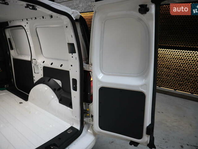 Белый Фольксваген Кадди, объемом двигателя 1.97 л и пробегом 67 тыс. км за 19900 $, фото 27 на Automoto.ua