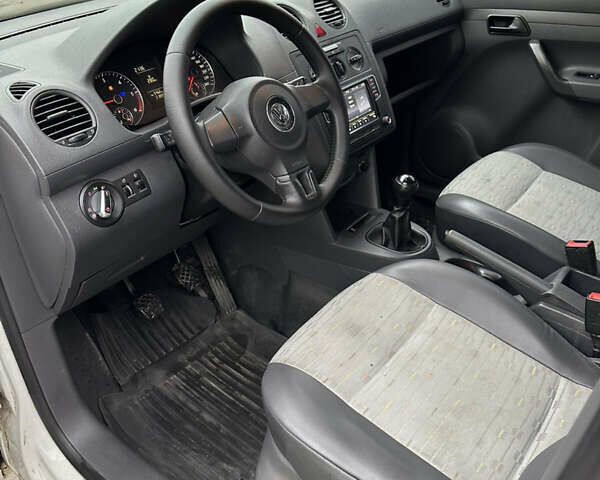 Фольксваген Кадди 2011 в Киеве на Automoto.ua Белый Фольксваген Кадди, объемом двигателя 1.6 л и пробегом 220 тыс. км за 7200 $, фото 5 на Automoto.ua