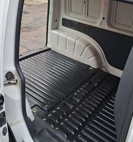 Білий Фольксваген Кадді, об'ємом двигуна 1.97 л та пробігом 265 тис. км за 10500 $, фото 2 на Automoto.ua