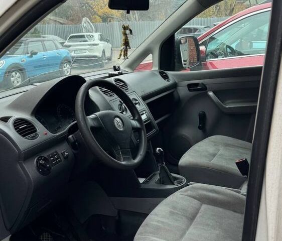 Белый Фольксваген Кадди, объемом двигателя 1.4 л и пробегом 300 тыс. км за 3200 $, фото 3 на Automoto.ua