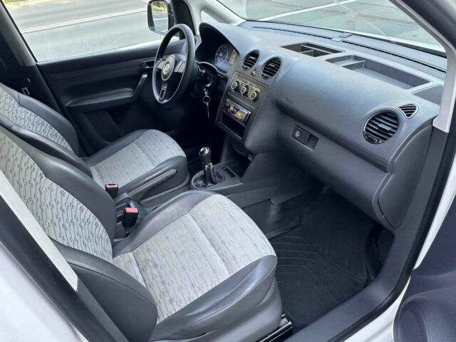 Белый Фольксваген Кадди, объемом двигателя 1.2 л и пробегом 185 тыс. км за 5400 $, фото 4 на Automoto.ua