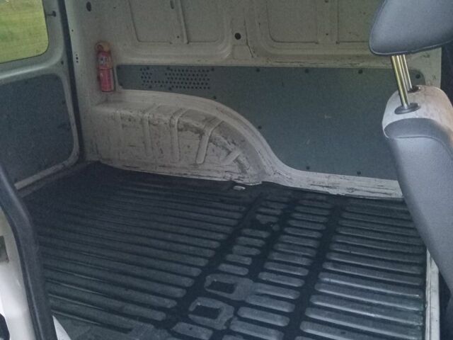 Белый Фольксваген Кадди, объемом двигателя 1.6 л и пробегом 232 тыс. км за 5600 $, фото 6 на Automoto.ua