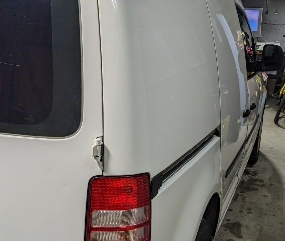 Білий Фольксваген Кадді, об'ємом двигуна 1.2 л та пробігом 265 тис. км за 5300 $, фото 6 на Automoto.ua