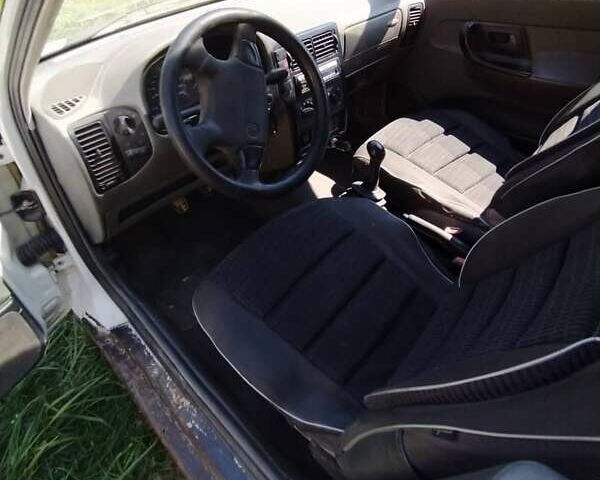 Білий Фольксваген Кадді, об'ємом двигуна 1.39 л та пробігом 260 тис. км за 1800 $, фото 6 на Automoto.ua