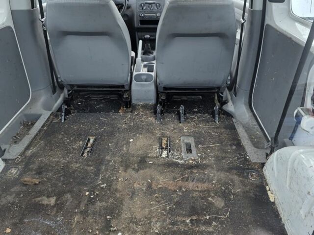 Белый Фольксваген Кадди, объемом двигателя 0 л и пробегом 240 тыс. км за 2558 $, фото 7 на Automoto.ua