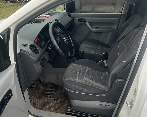 Белый Фольксваген Кадди, объемом двигателя 1.9 л и пробегом 400 тыс. км за 5400 $, фото 5 на Automoto.ua