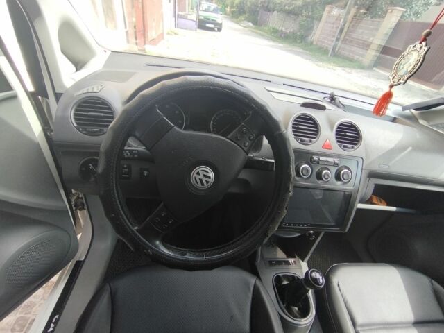 Белый Фольксваген Кадди, объемом двигателя 1.4 л и пробегом 290 тыс. км за 5050 $, фото 1 на Automoto.ua