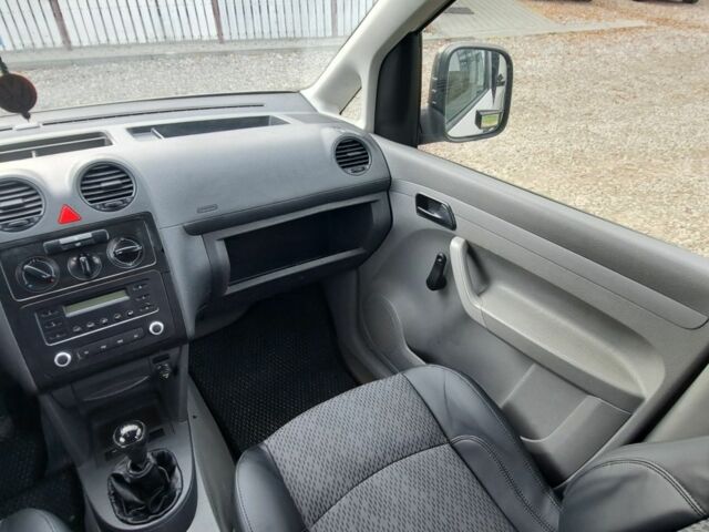 Белый Фольксваген Кадди, объемом двигателя 2 л и пробегом 270 тыс. км за 3900 $, фото 3 на Automoto.ua