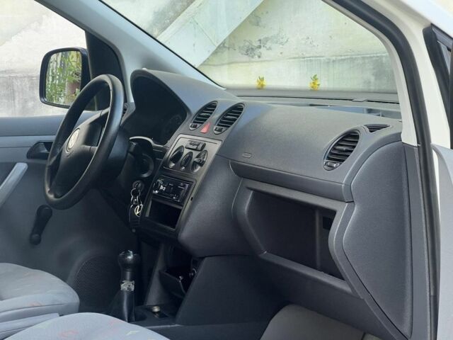 Белый Фольксваген Кадди, объемом двигателя 1.9 л и пробегом 284 тыс. км за 5350 $, фото 4 на Automoto.ua