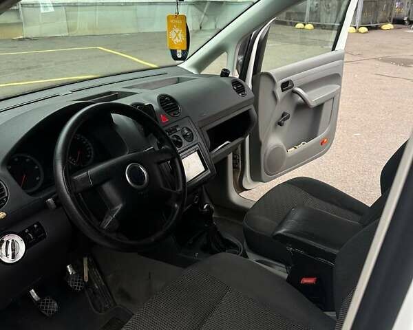 Белый Фольксваген Кадди, объемом двигателя 1.97 л и пробегом 334 тыс. км за 4850 $, фото 5 на Automoto.ua