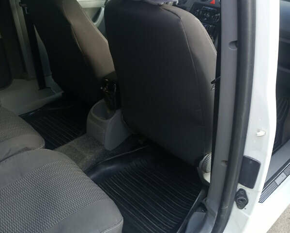 Белый Фольксваген Кадди, объемом двигателя 2 л и пробегом 362 тыс. км за 5200 $, фото 4 на Automoto.ua