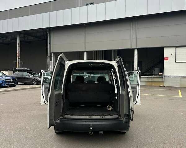 Белый Фольксваген Кадди, объемом двигателя 1.97 л и пробегом 334 тыс. км за 4850 $, фото 1 на Automoto.ua