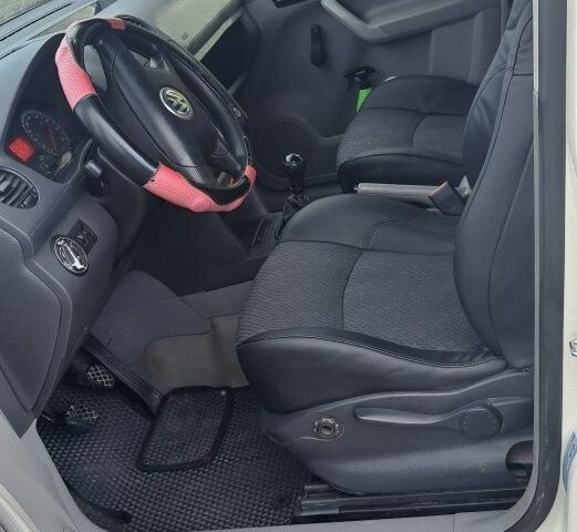 Белый Фольксваген Кадди, объемом двигателя 2 л и пробегом 270 тыс. км за 3900 $, фото 2 на Automoto.ua