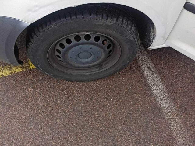 Білий Фольксваген Кадді, об'ємом двигуна 2 л та пробігом 150 тис. км за 5200 $, фото 4 на Automoto.ua